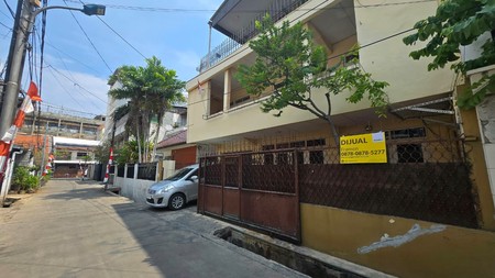 Rumah 3 lantai luas 378 m2 di jalan Aflu , Sawah besar. Jakarta pusat