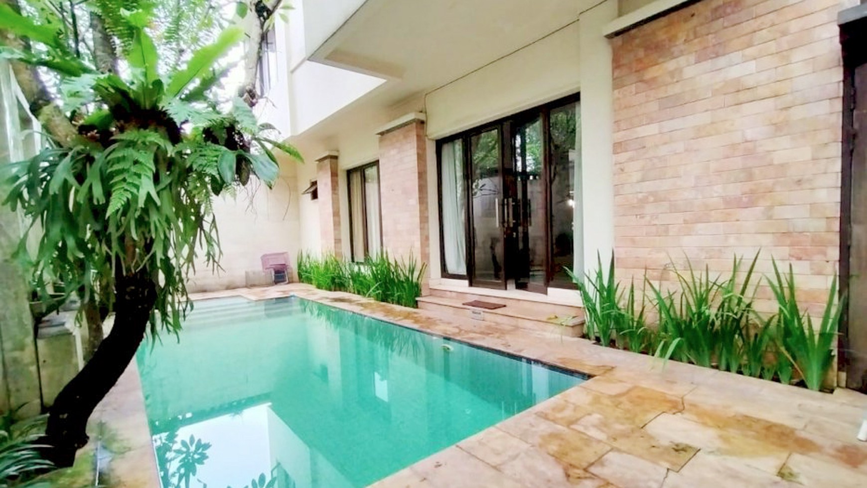 Rumah di Menteng Residence dengan Pool di Bintaro Sektor 7