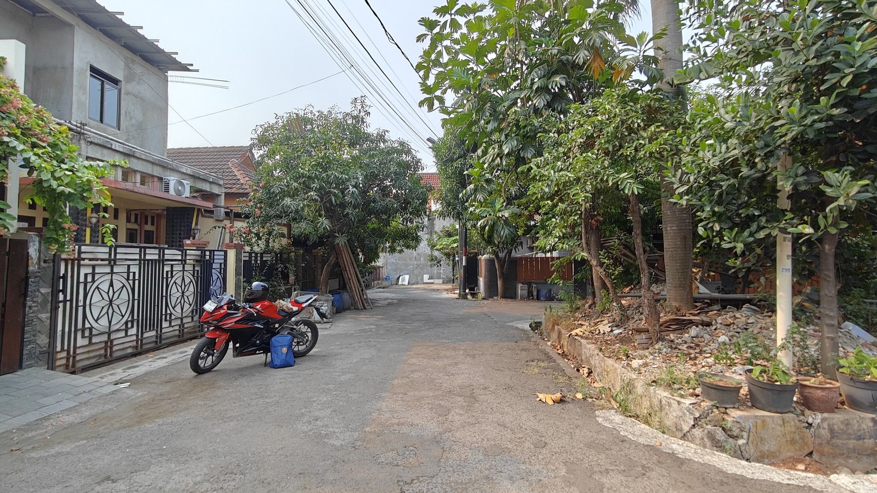 Rumah di Taman Aster Cikarang, teduh, asri dan aman