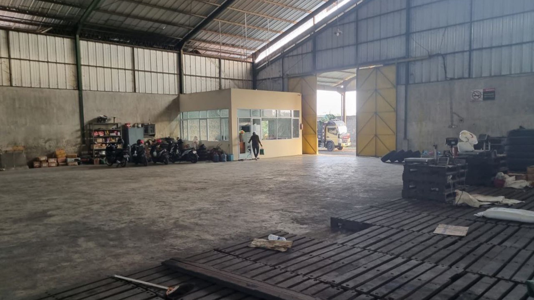 Rental Gudang + Tanah Strategis di Simpang Lima Kediri