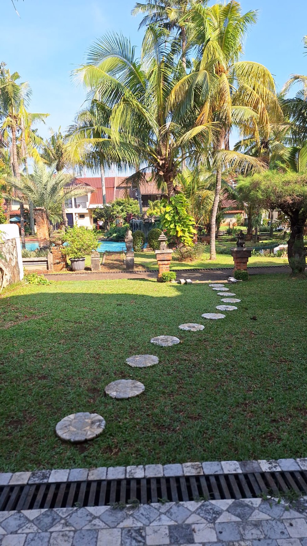 Rumah cantik 2 lantai a la resort Bali di graha cinere.