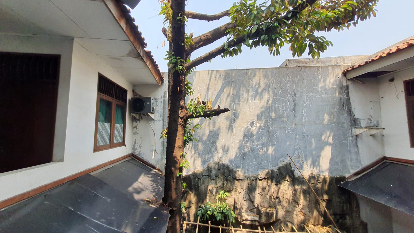 Dijual rumah lama di Jl Penjernihan - Bendungan Hilir - Jakarta Pusat