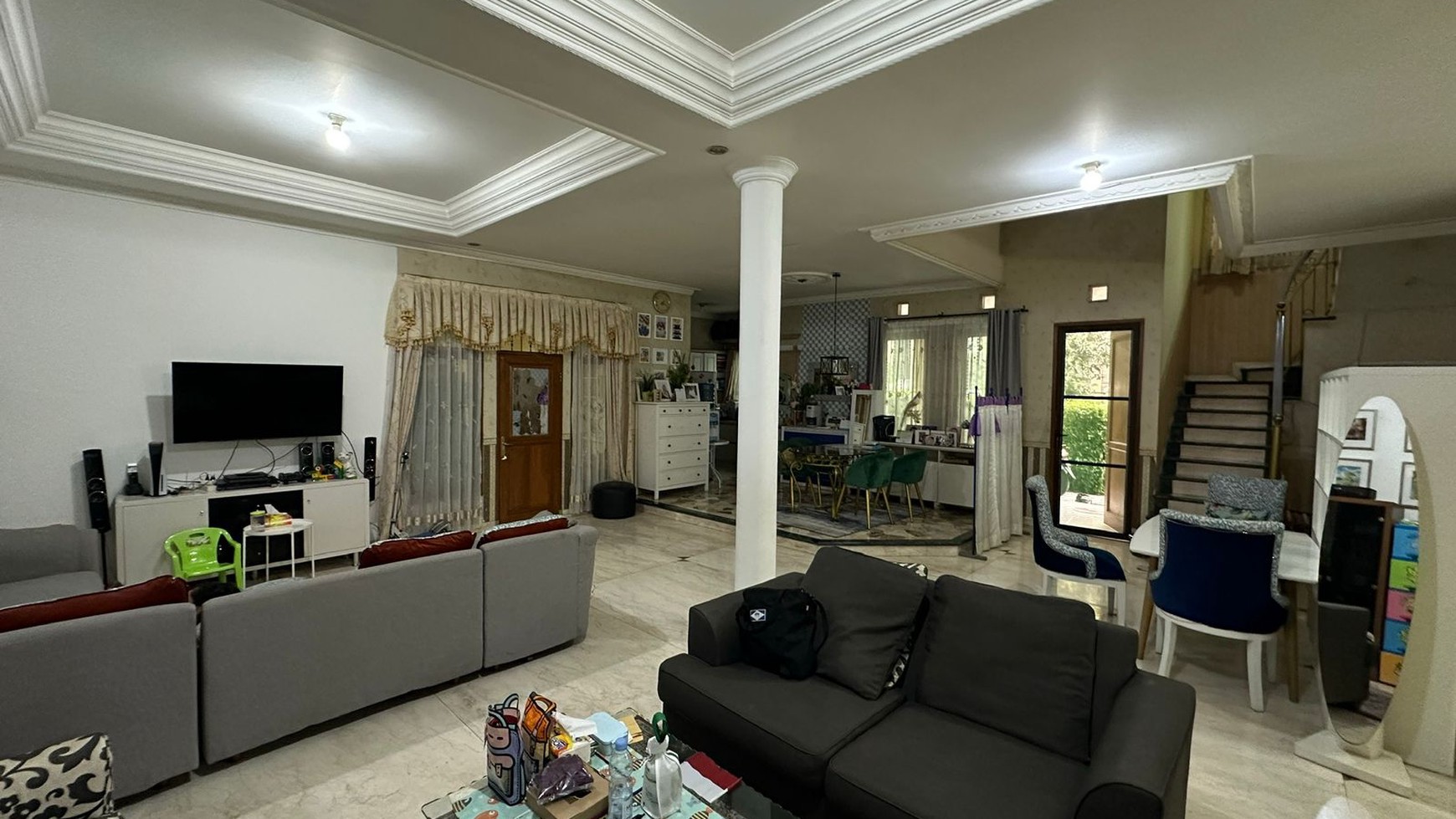 Rumah Bagus Semi Furnished di Komplek Setraduta Bandung