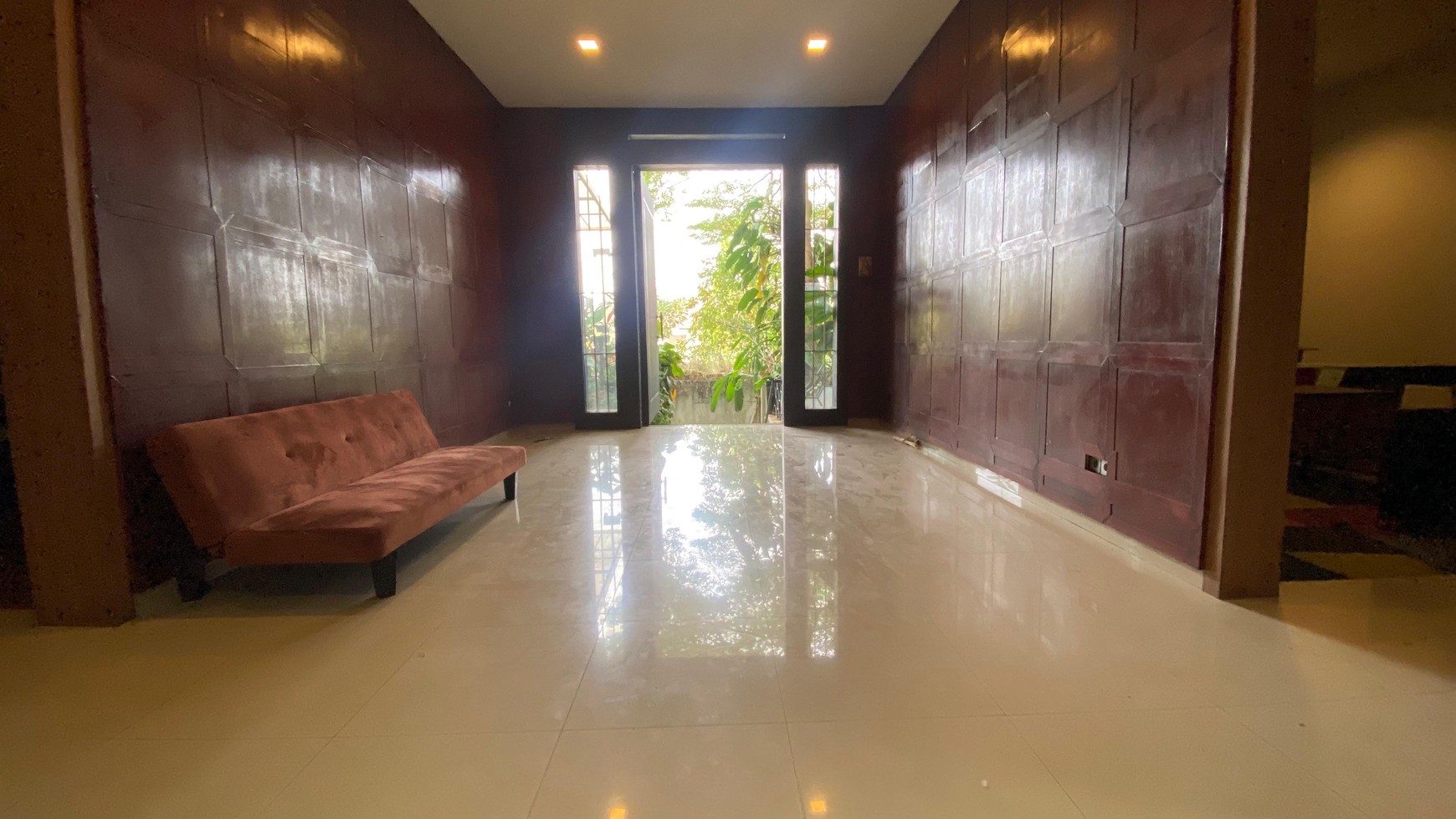 Rumah Tropical 3.5 Lantai di Cinere Ada Swimming Pool