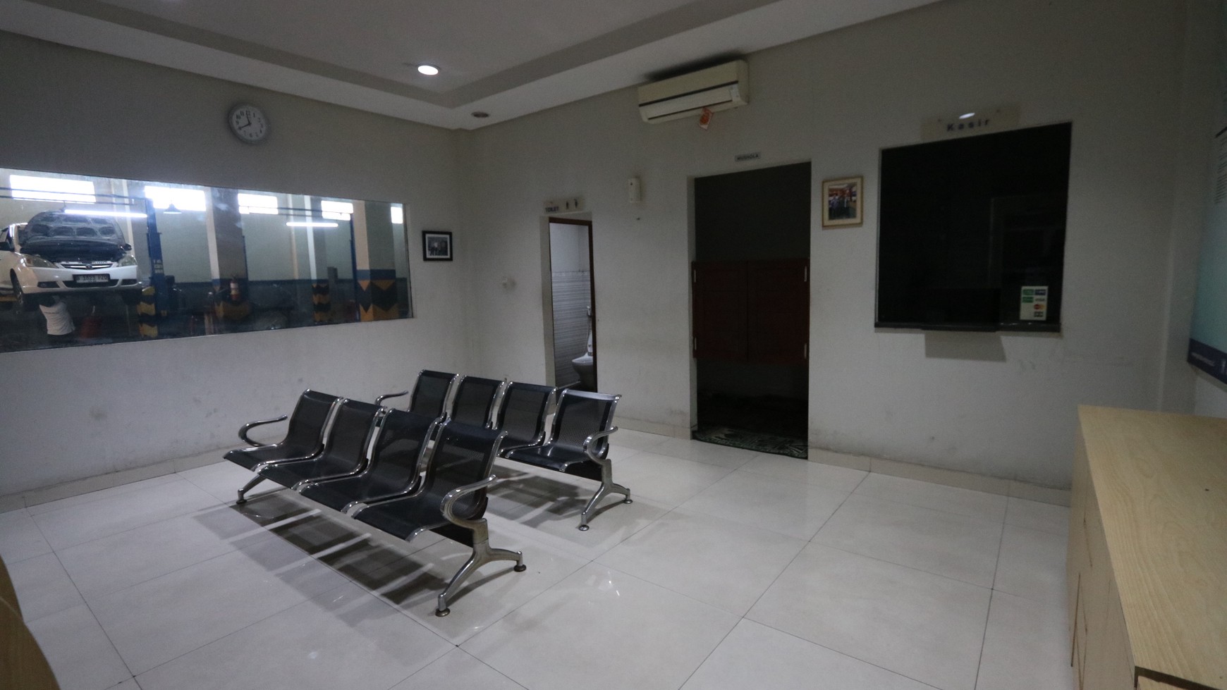 DIJUAL OFFICE BUILDING EX-SHOWROOM DI PANCORAN MAS, DEPOK, JAWA BARAT / Commercial Office Building FOR SALE