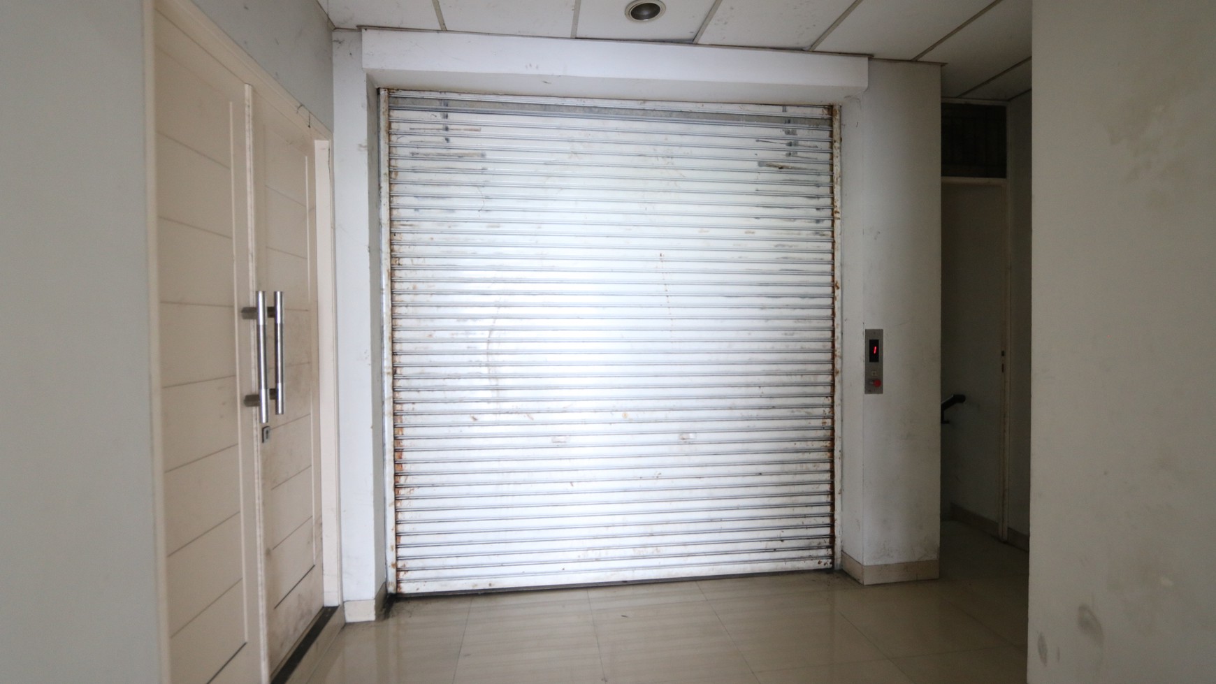 DIJUAL OFFICE BUILDING EX-SHOWROOM DI PANCORAN MAS, DEPOK, JAWA BARAT / Commercial Office Building FOR SALE