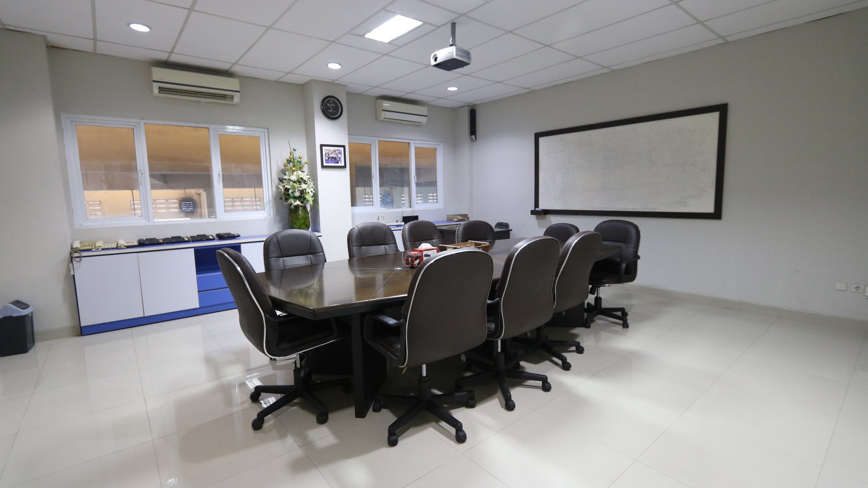 DIJUAL OFFICE BUILDING EX-SHOWROOM DI PANCORAN MAS, DEPOK, JAWA BARAT / Commercial Office Building FOR SALE