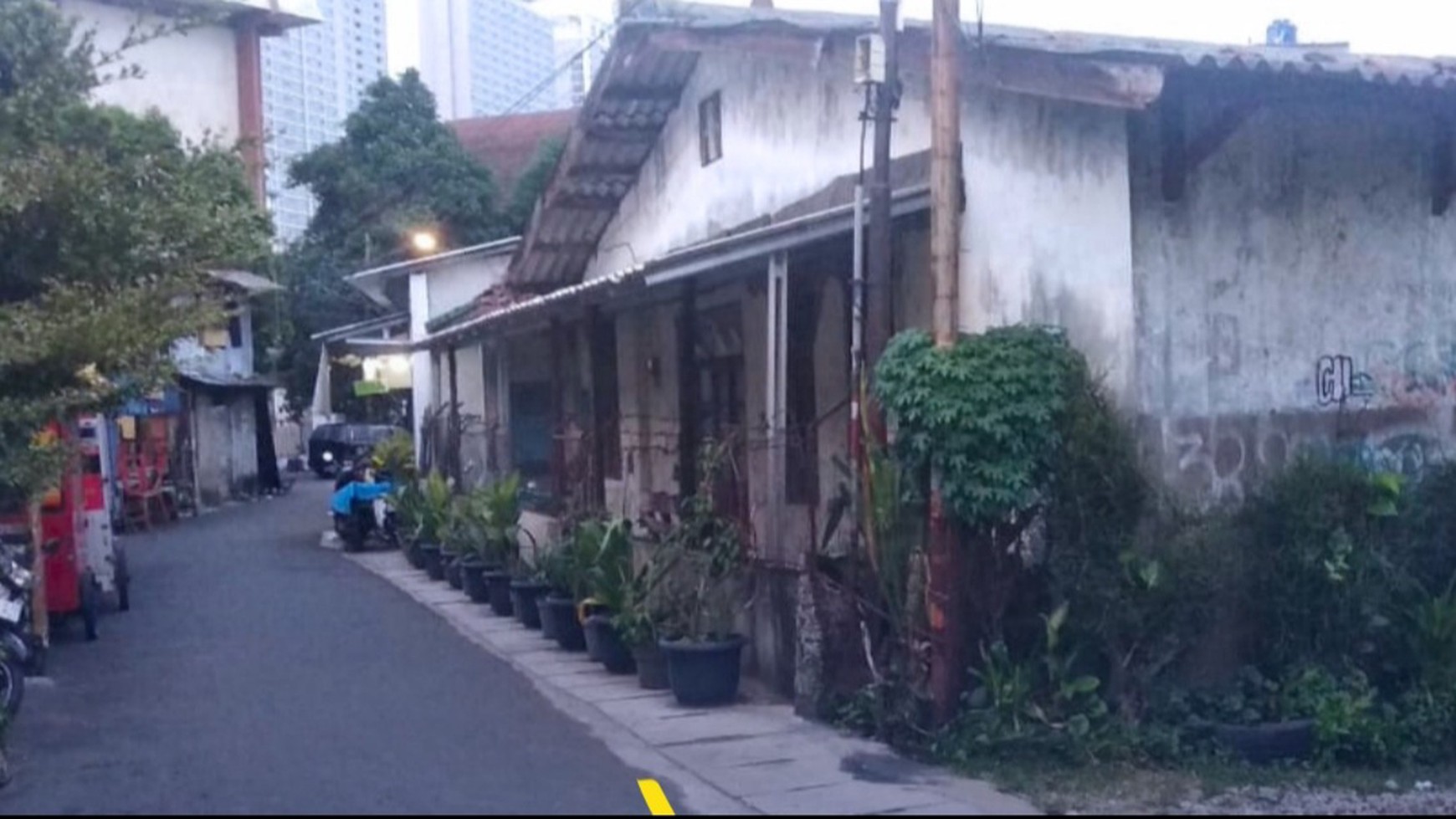 Dijual rumah di  kramat Iv  bisa buat  komersial 