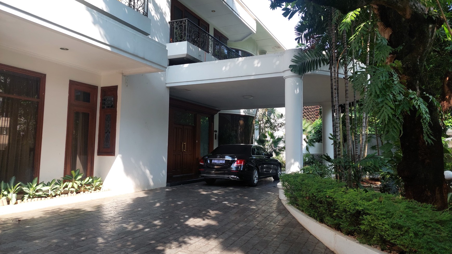 Big and beautiful house in senayan area