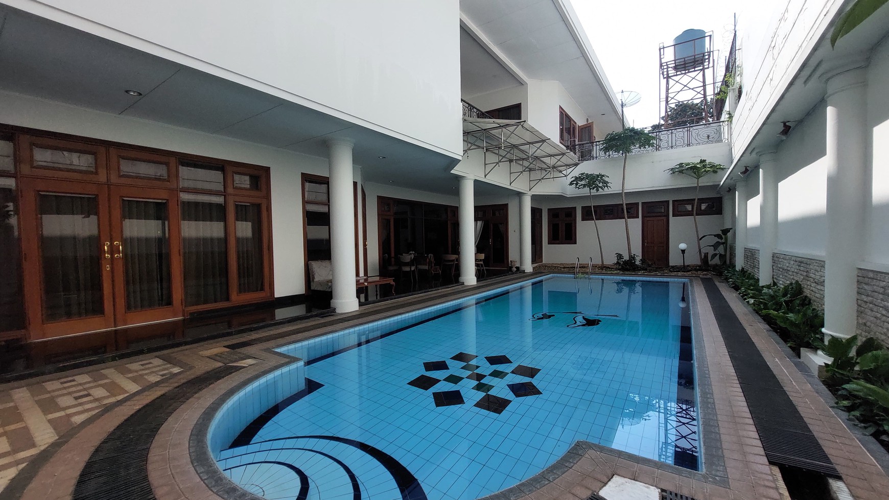 Big and beautiful house in senayan area