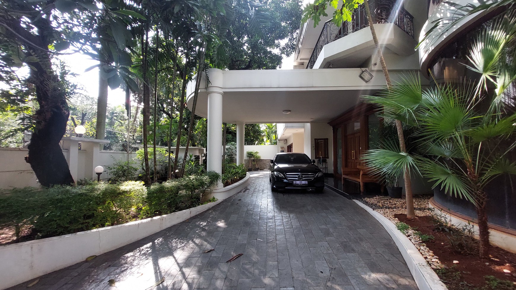 Big and beautiful house in senayan area