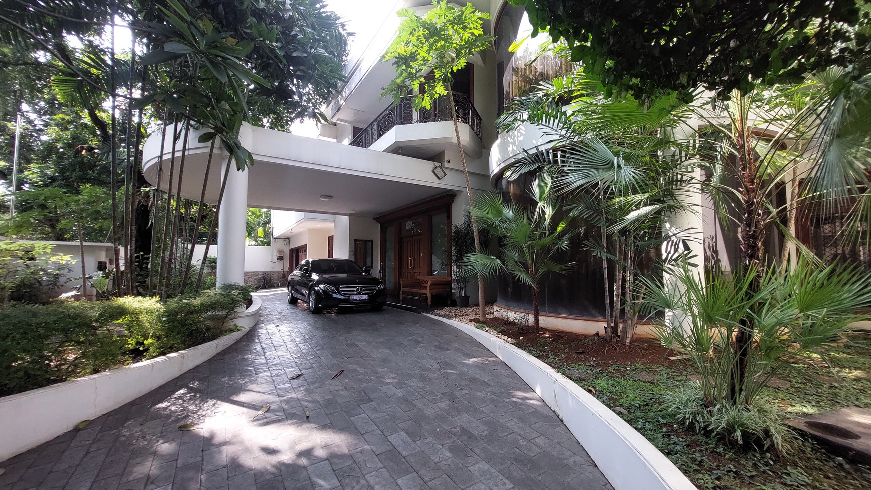 Big and beautiful house in senayan area