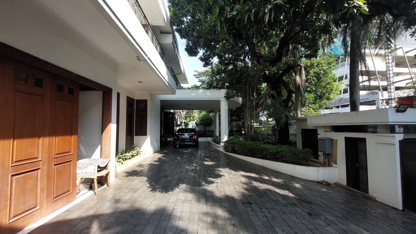 Big and beautiful house in senayan area