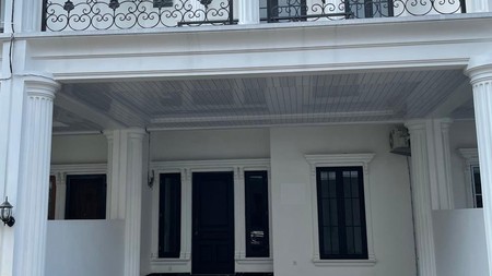 Rumah Brand new, Cantik, lokasi strategis dalam cluster di Jakarta Selatan