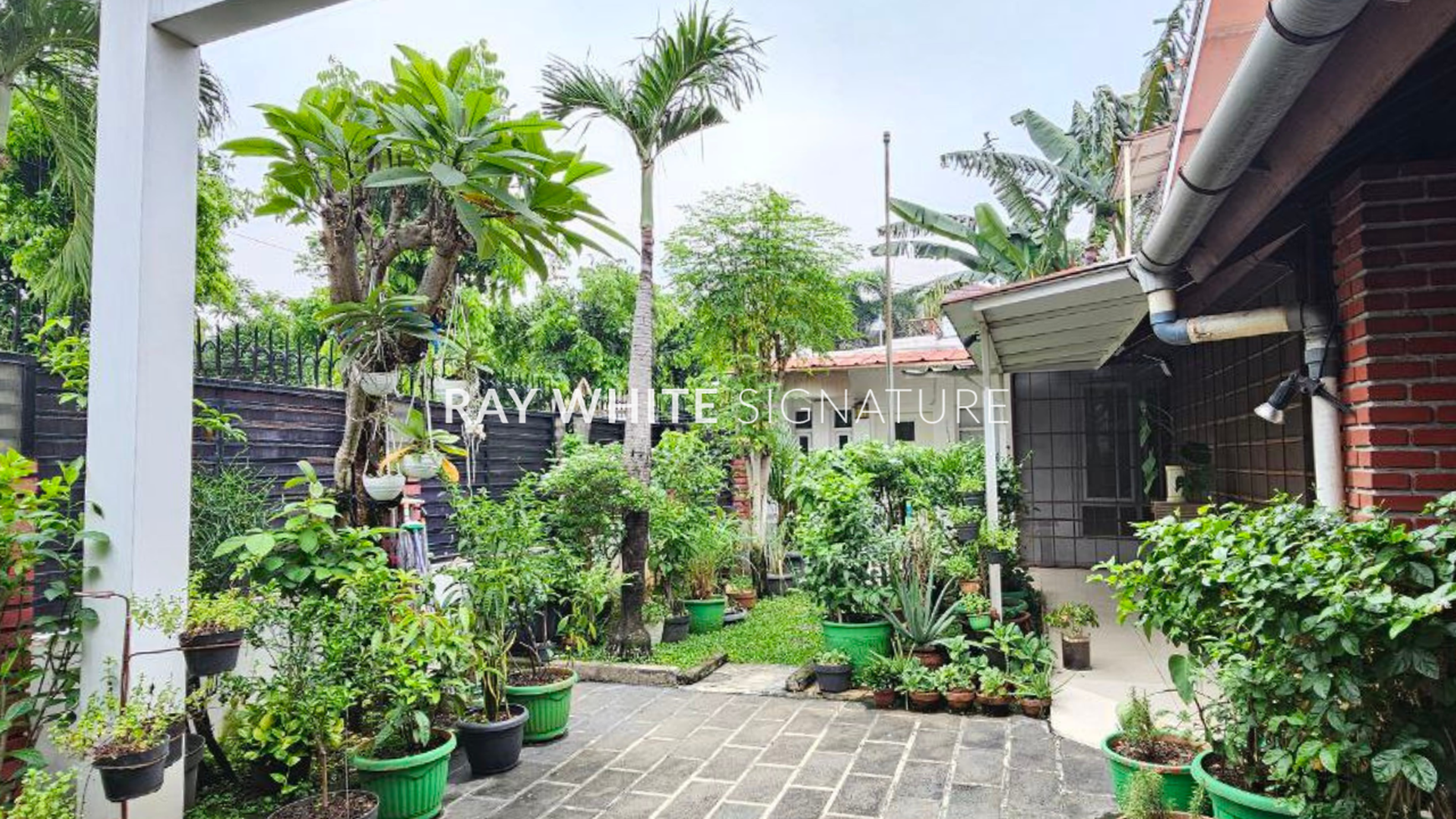 Rumah Dijual Bagus depan taman dan tenang di Jl Tulodong Bawah