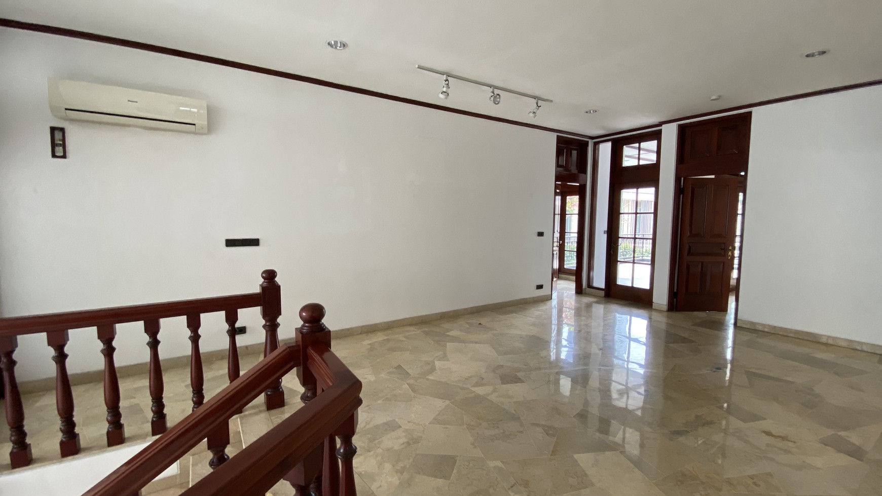 Beautiful and cozy house in senopati area