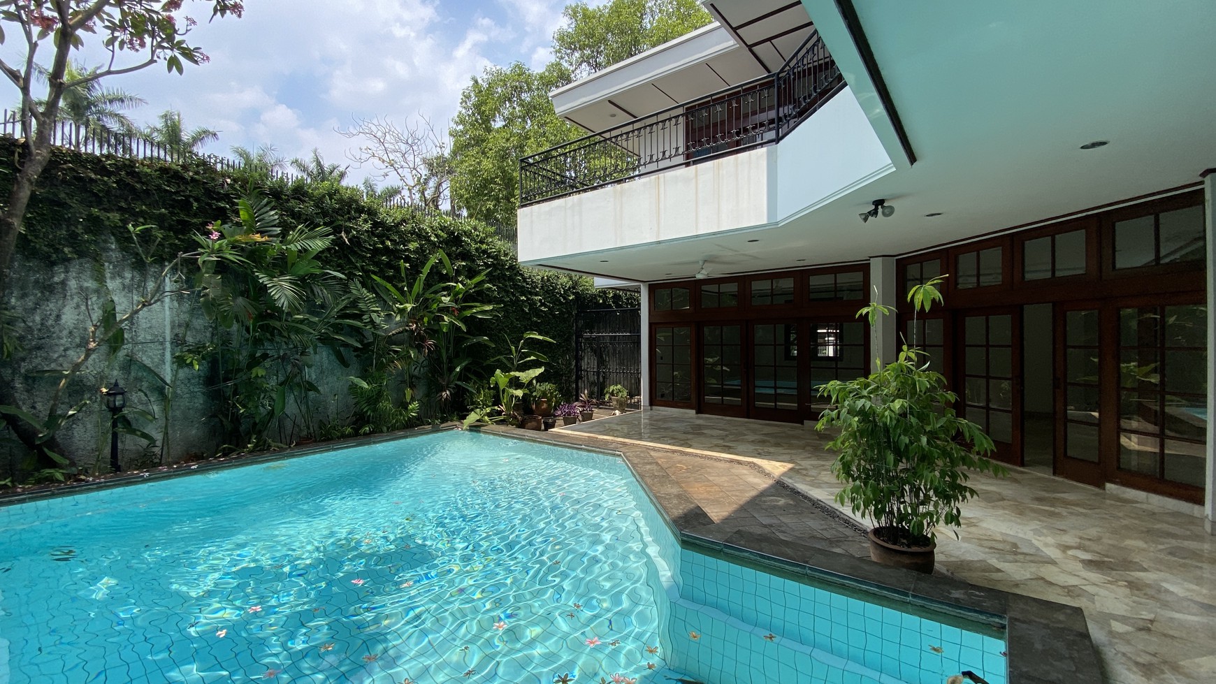 Beautiful and cozy house in senopati area