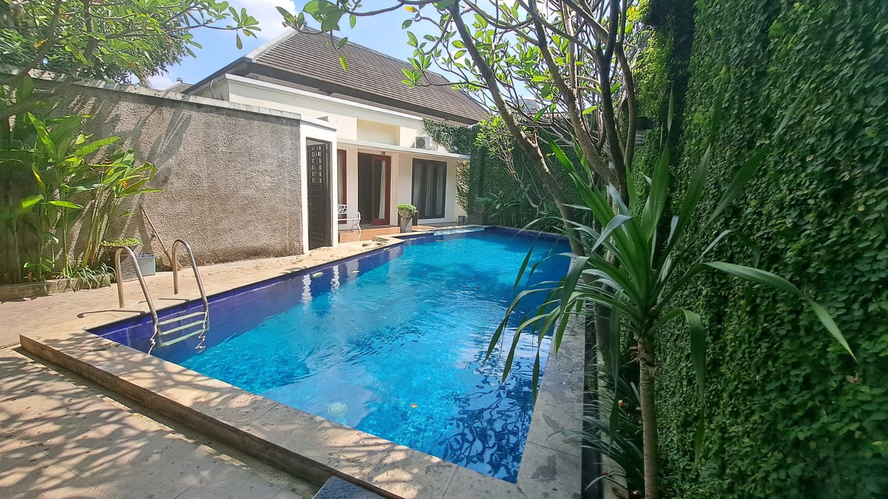 Rumah cantik bergaya modern tropis huk lokasi taman radio dalam kebayoran baru jakarta selatan 