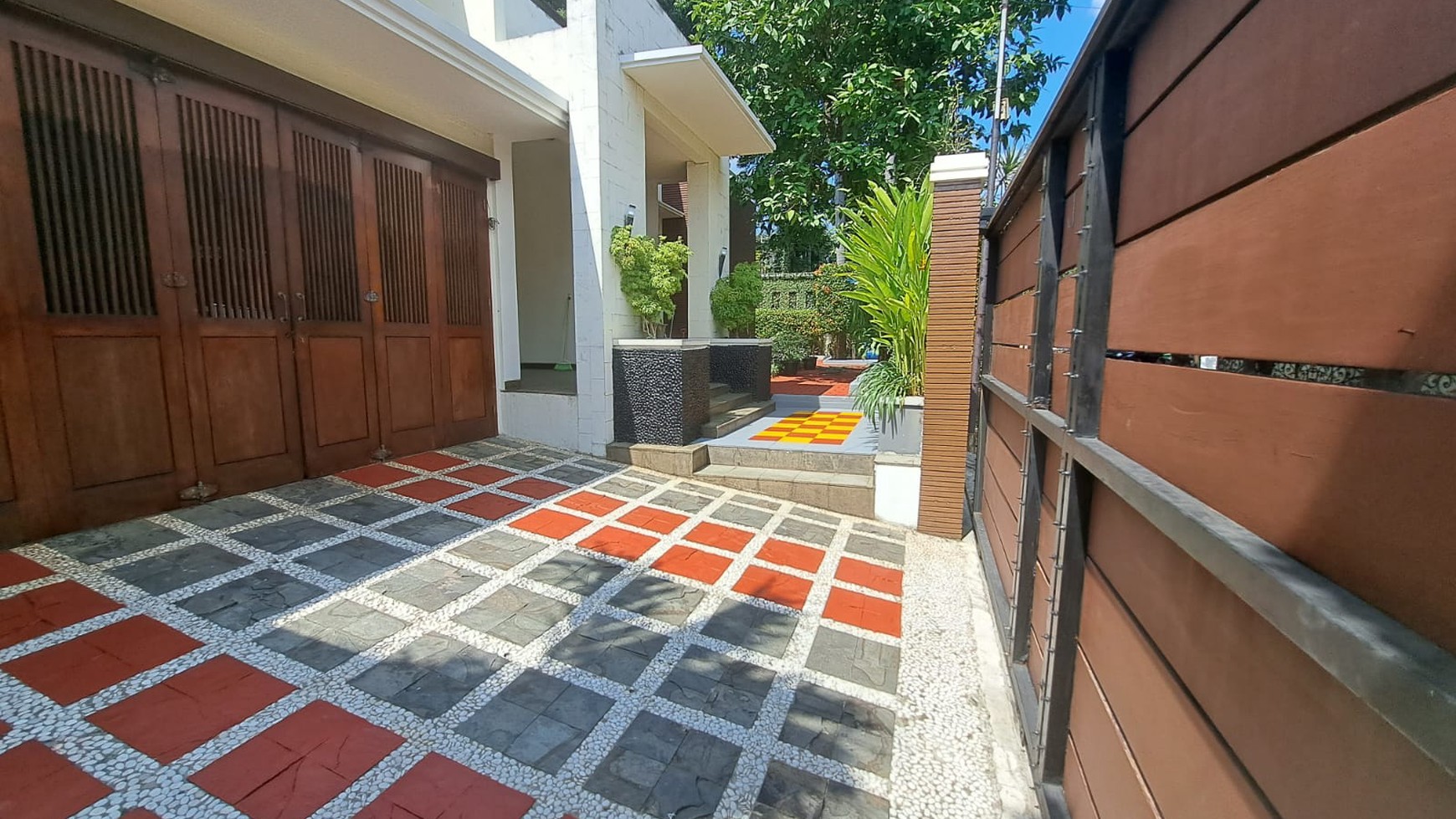 Rumah cantik bergaya modern tropis huk lokasi taman radio dalam kebayoran baru jakarta selatan 