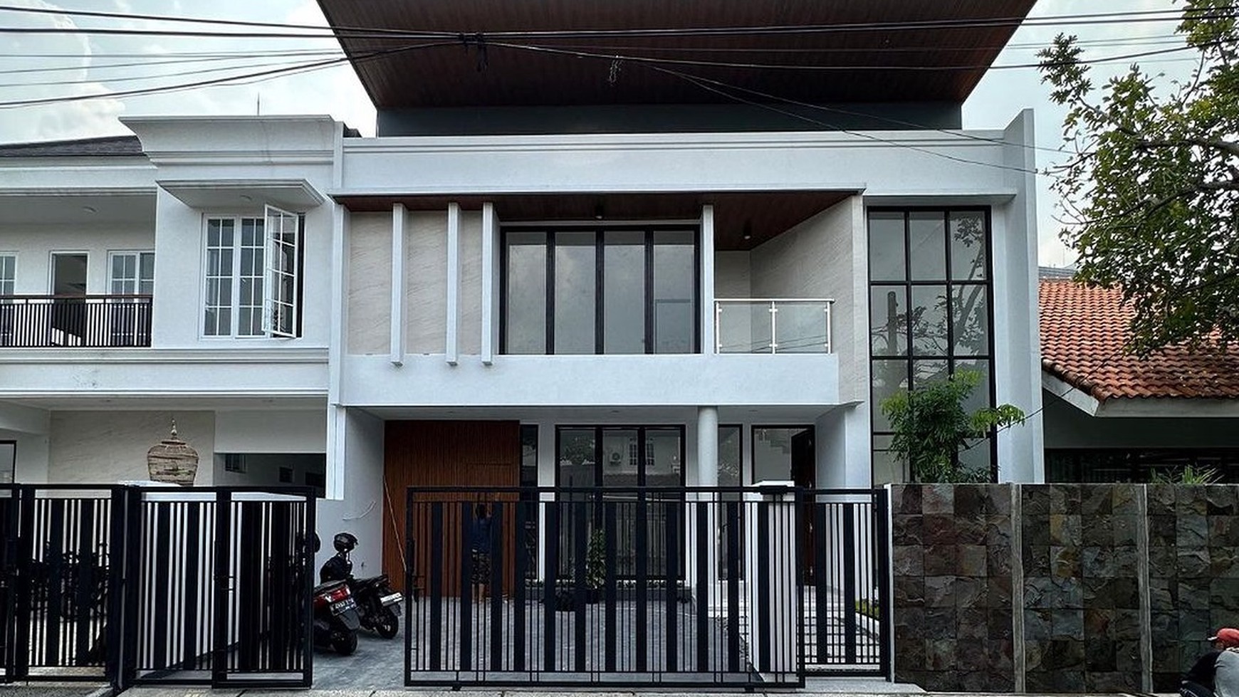 Dijual Rumah Modern Klasik Yang Elegan di Lebak Bulus, Jakarta Selatan!