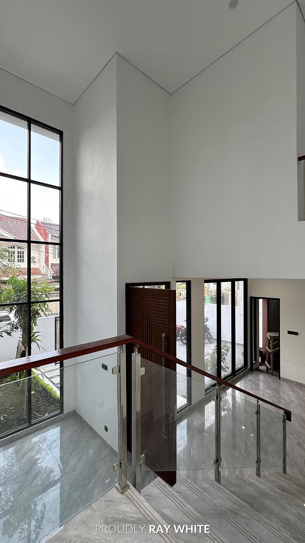 Dijual Rumah Modern Klasik Yang Elegan di Lebak Bulus, Jakarta Selatan!