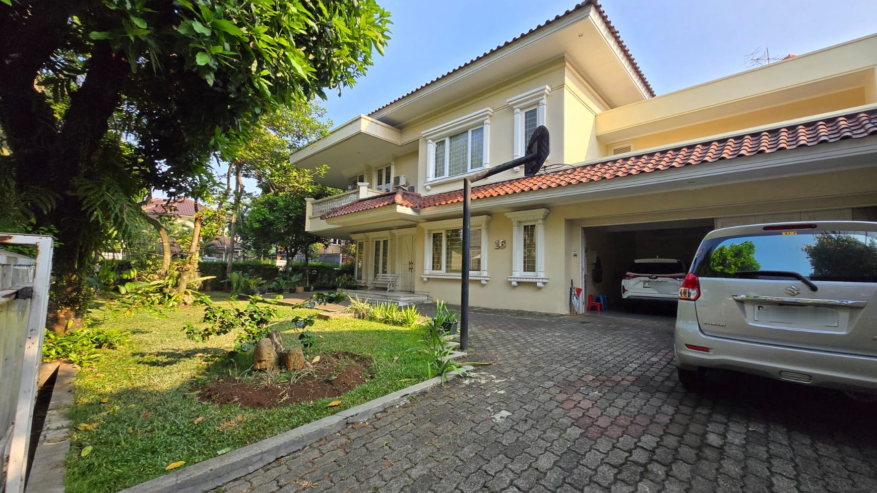 Rumah taman Huk 2 lantai luas 867 m dijalan Cempaka Bintaro, Pesanggrahan. Jakarta Selatan