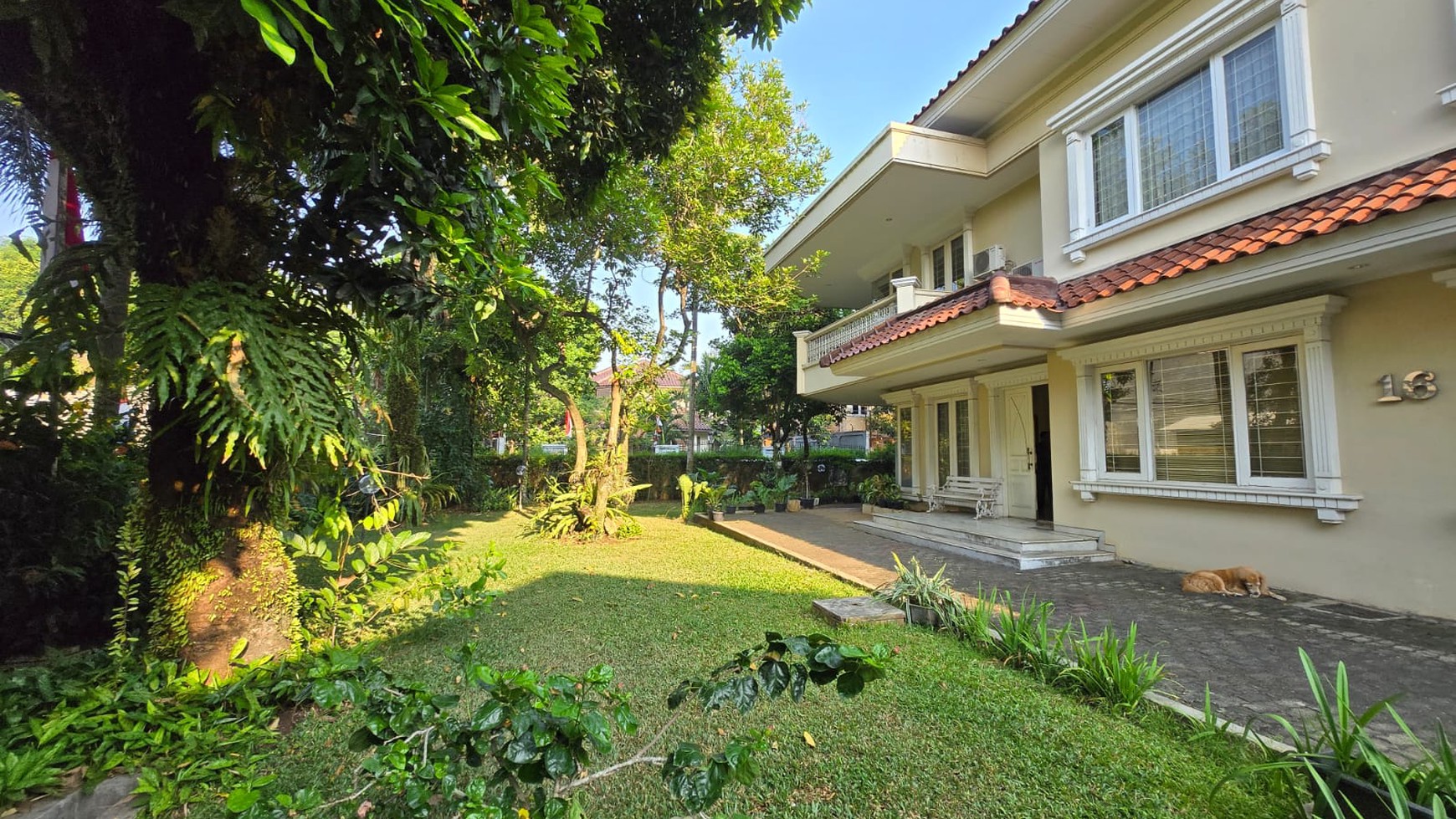 Rumah taman Huk 2 lantai luas 867 m dijalan Cempaka Bintaro, Pesanggrahan. Jakarta Selatan