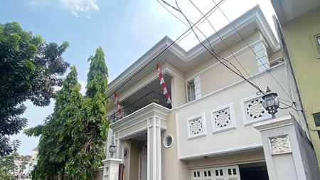 Rumah Mewah Dengan Kolam Renang di Kebayoran Lama, Jakarta Selatan