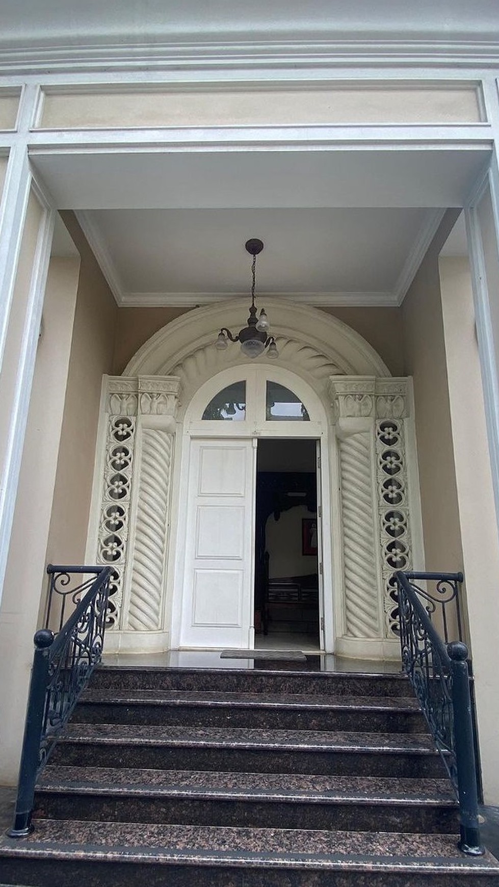 Rumah Mewah Dengan Kolam Renang di Kebayoran Lama, Jakarta Selatan