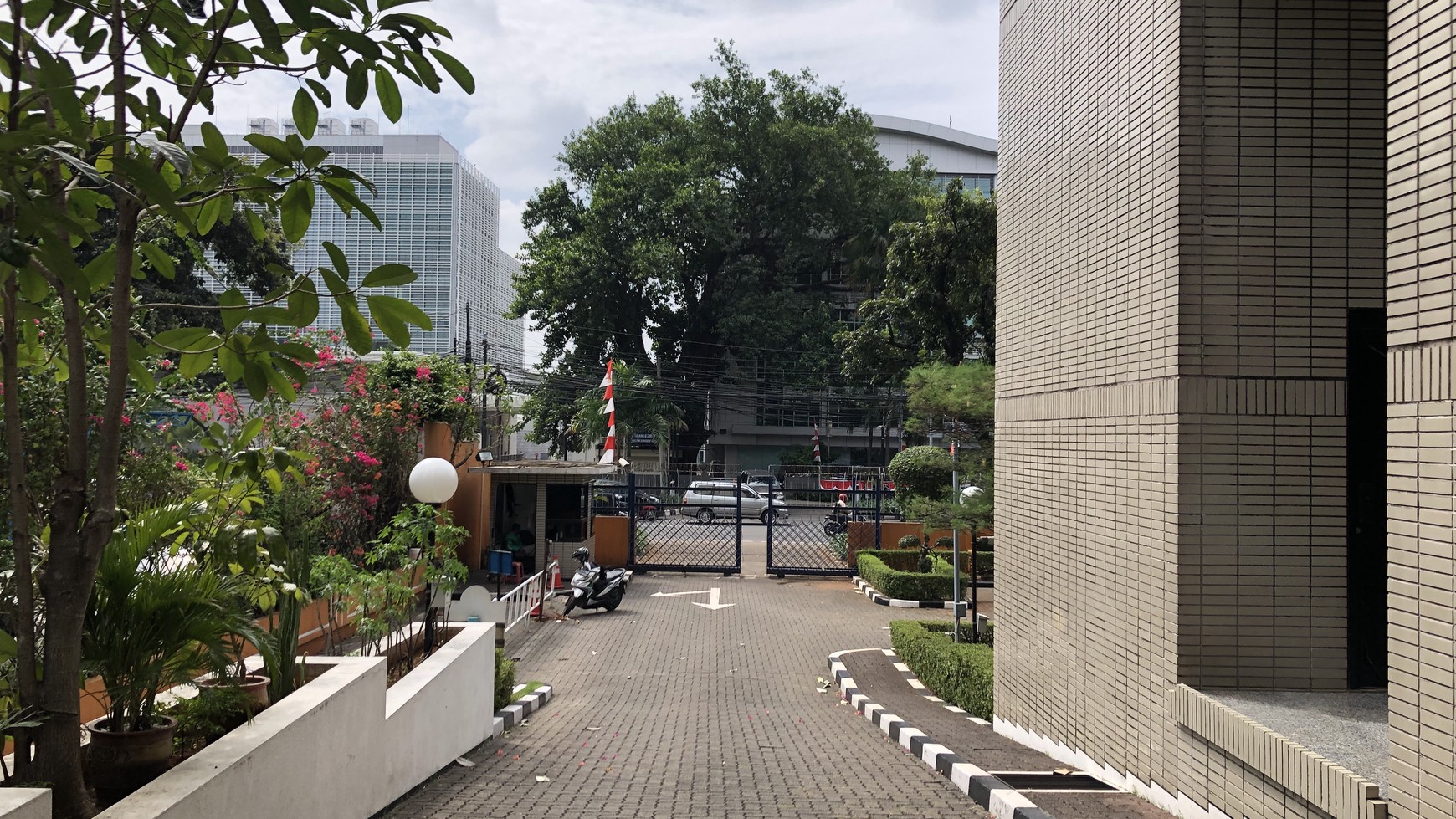 Disewakan Gedung Kantor 8 lantai Strategis Jl Kebon Sirih Raya