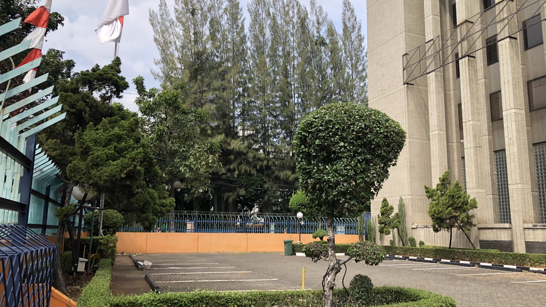 Disewakan Gedung Kantor 8 lantai Strategis Jl Kebon Sirih Raya