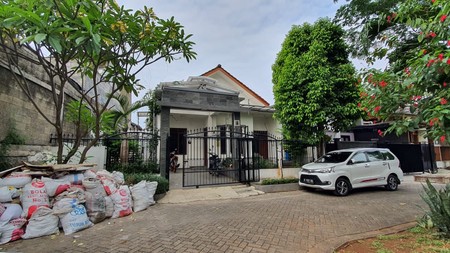 Dijual Rumah Siap Huni dengan Luas  260m di dalam cluster Perumahan Bintaro Sektor 5