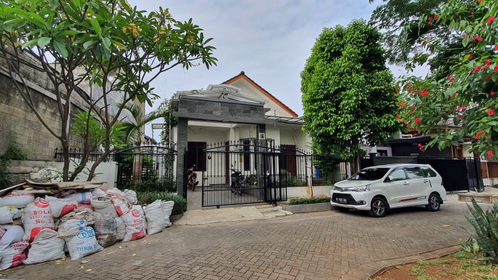 Dijual Rumah Siap Huni dengan Luas  260m di dalam cluster Perumahan Bintaro Sektor 5