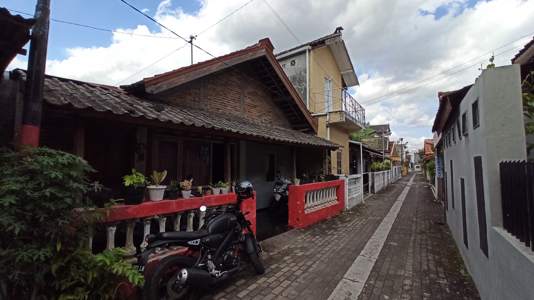 RUMAH TINGGAL SEDERHANA DI TENGAH KOTA, JL BATIKAN BARU, UMBULHARJO.