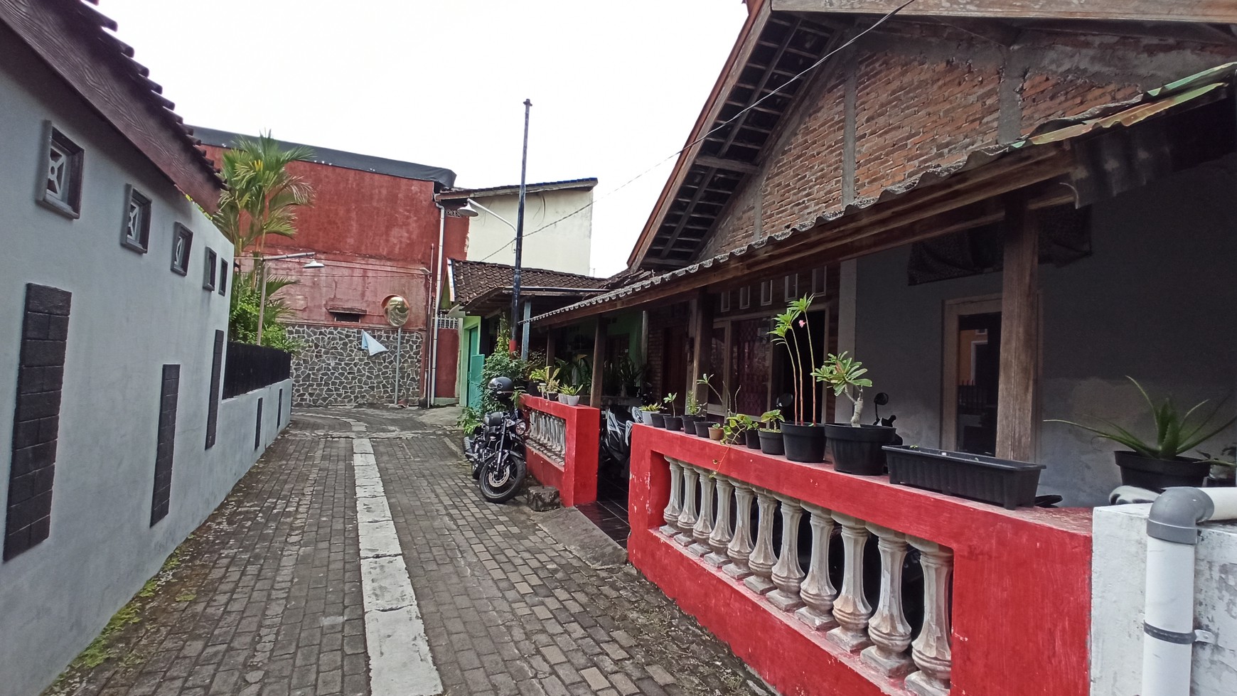 RUMAH TINGGAL SEDERHANA DI TENGAH KOTA, JL BATIKAN BARU, UMBULHARJO.