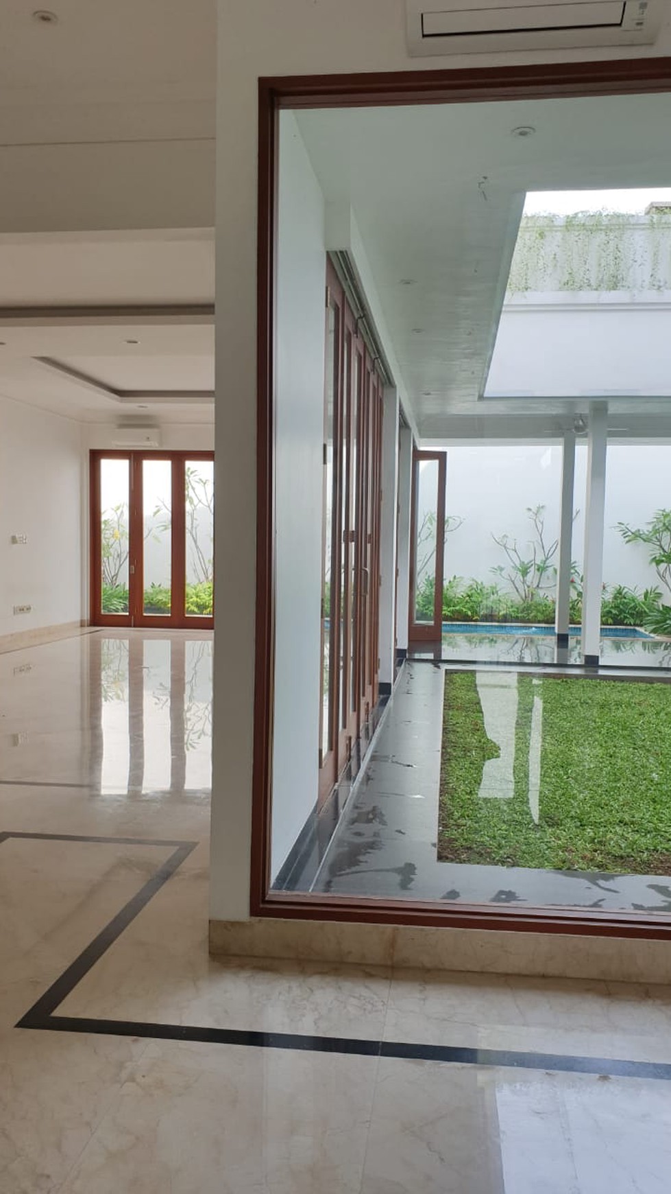 Rumah Mewah Dengan Kolam Renang Ruang Luas Dan Elegan