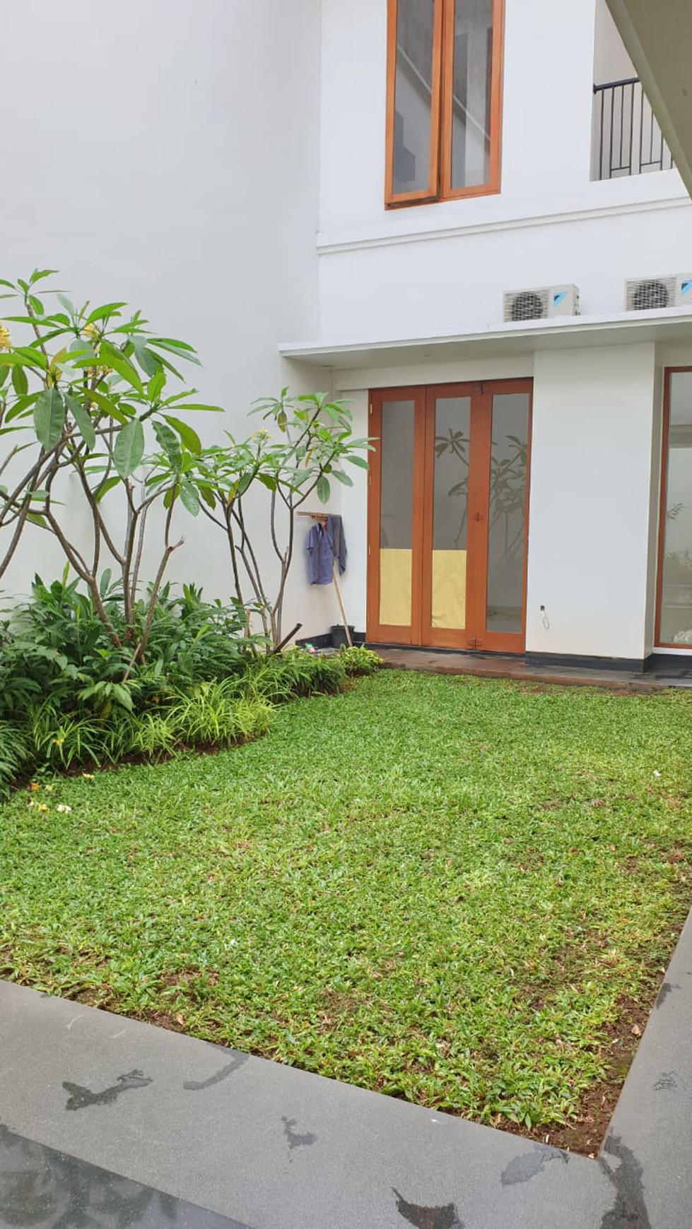 Rumah Mewah Dengan Kolam Renang Ruang Luas Dan Elegan