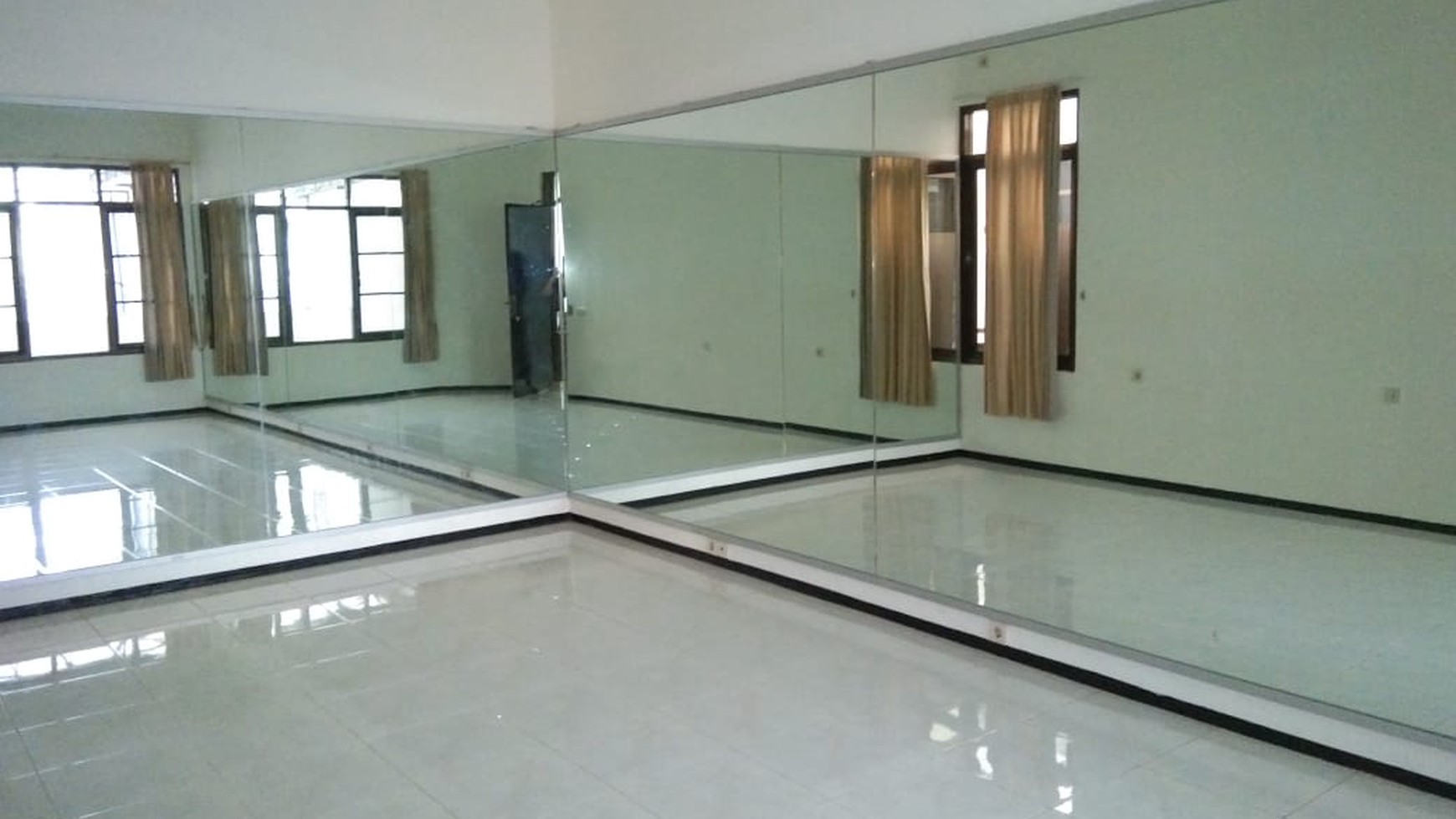 Jual Rumah siap huni, semi furnish, terawat Surabaya Timur