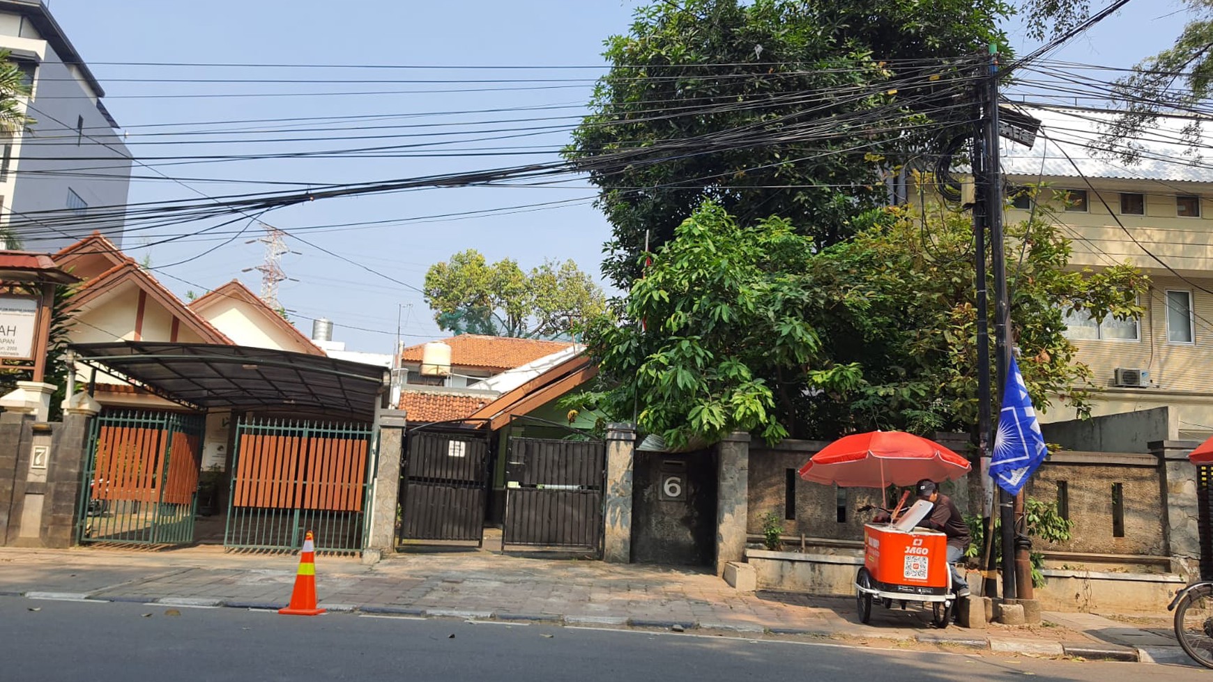 Dijual Rumah Kost2an lokasi strategis  di Jl Penjernihan II - Bendungan Hilir - Jakarta Pusat