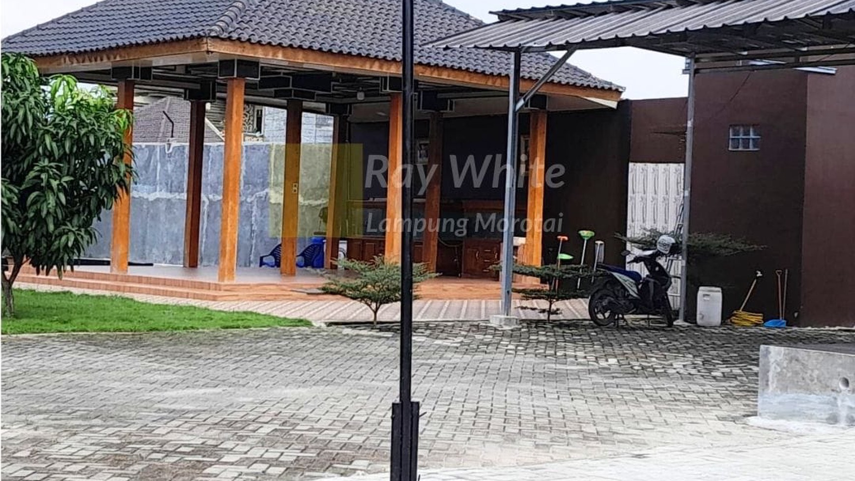 Dijual Rumah Kayu Berhalaman Sangat Luas in