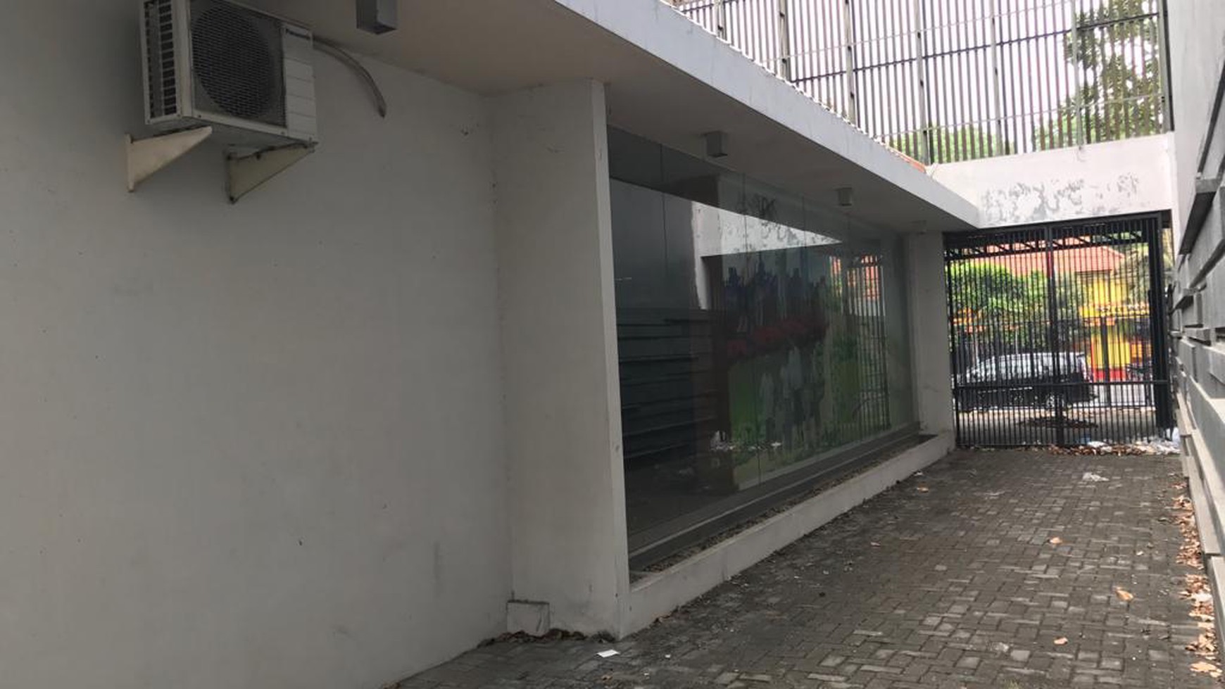 Disewakan Ruko Surabaya Pusat di JL. Ambengan - NoL Jalan RAYA - Parkiran Mobil LUAS - Siap Huni - IMB Ijin Komersil