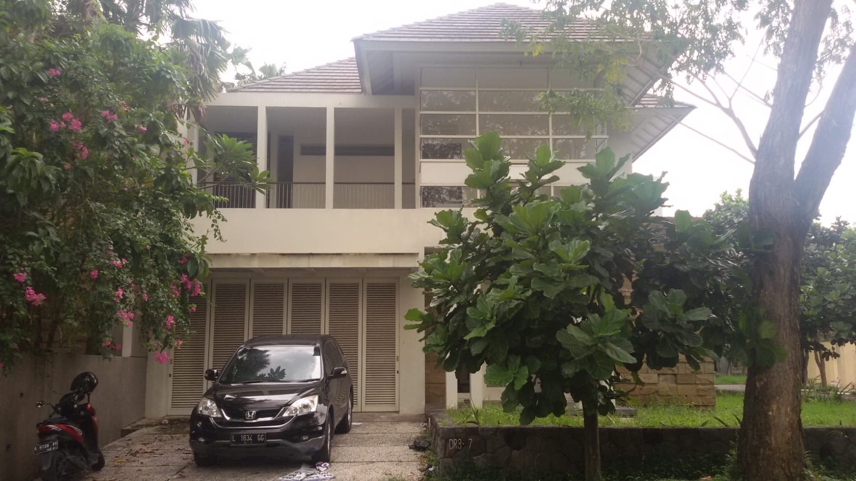 1764. Dijual Rumah Diamond Hill Citraland Surabaya 