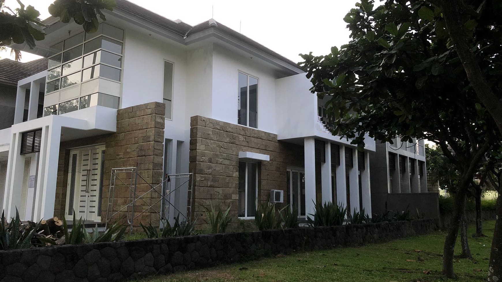 1764. Dijual Rumah Diamond Hill Citraland Surabaya 