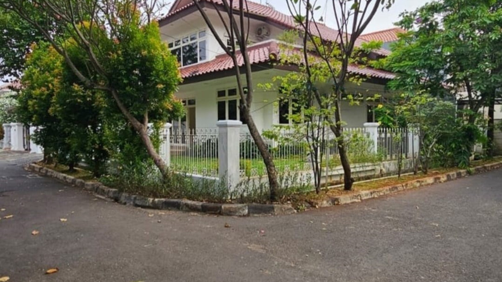 Rumah Hook dengan Bangunan Kokoh, Siap Huni, dan Strategis @Tebet