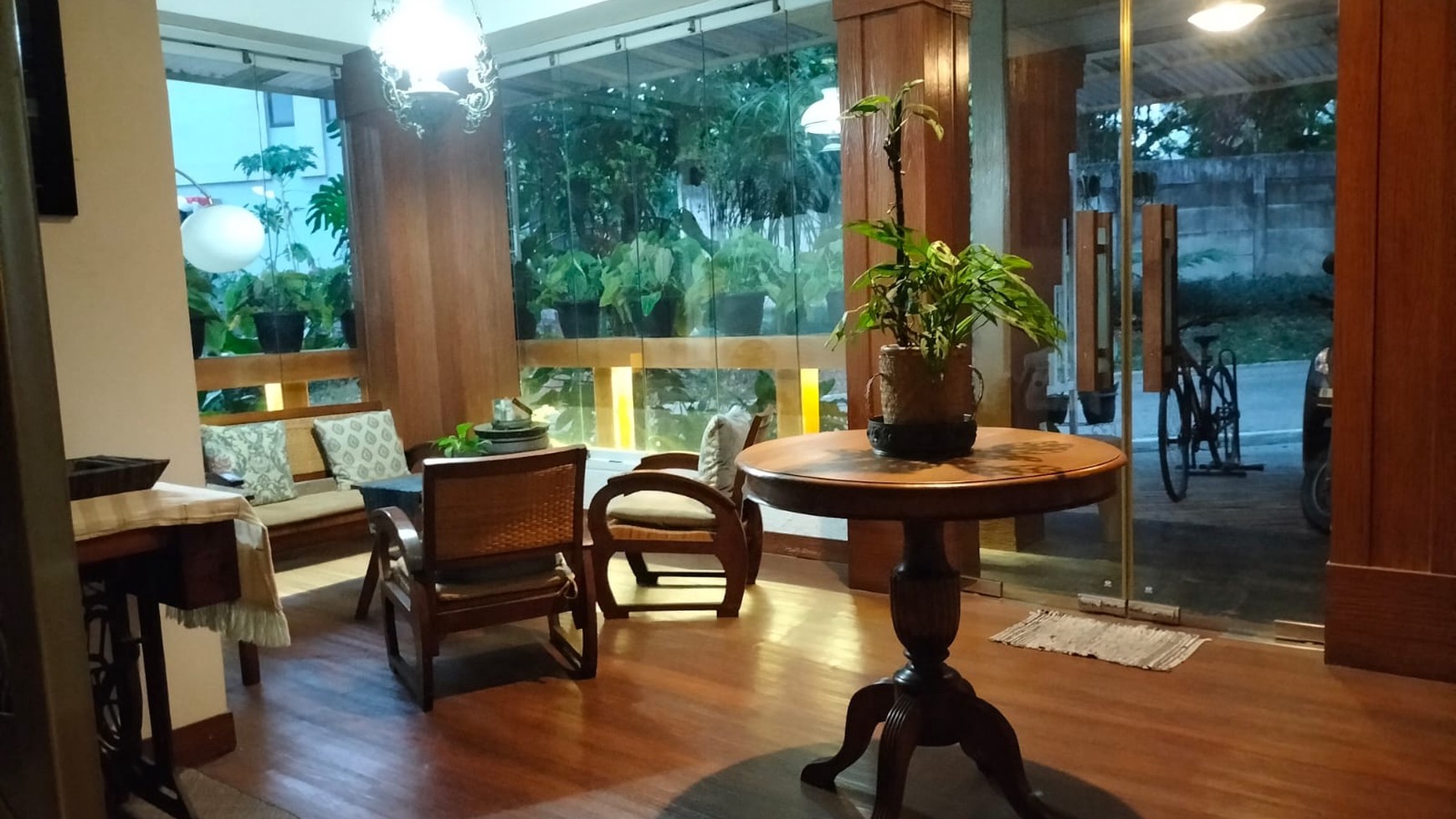 Rumah Cantik Siap Huni dengan Desain Modern Tropical @Bintaro