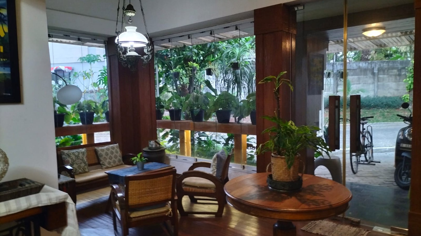 Rumah Cantik Siap Huni dengan Desain Modern Tropical @Bintaro