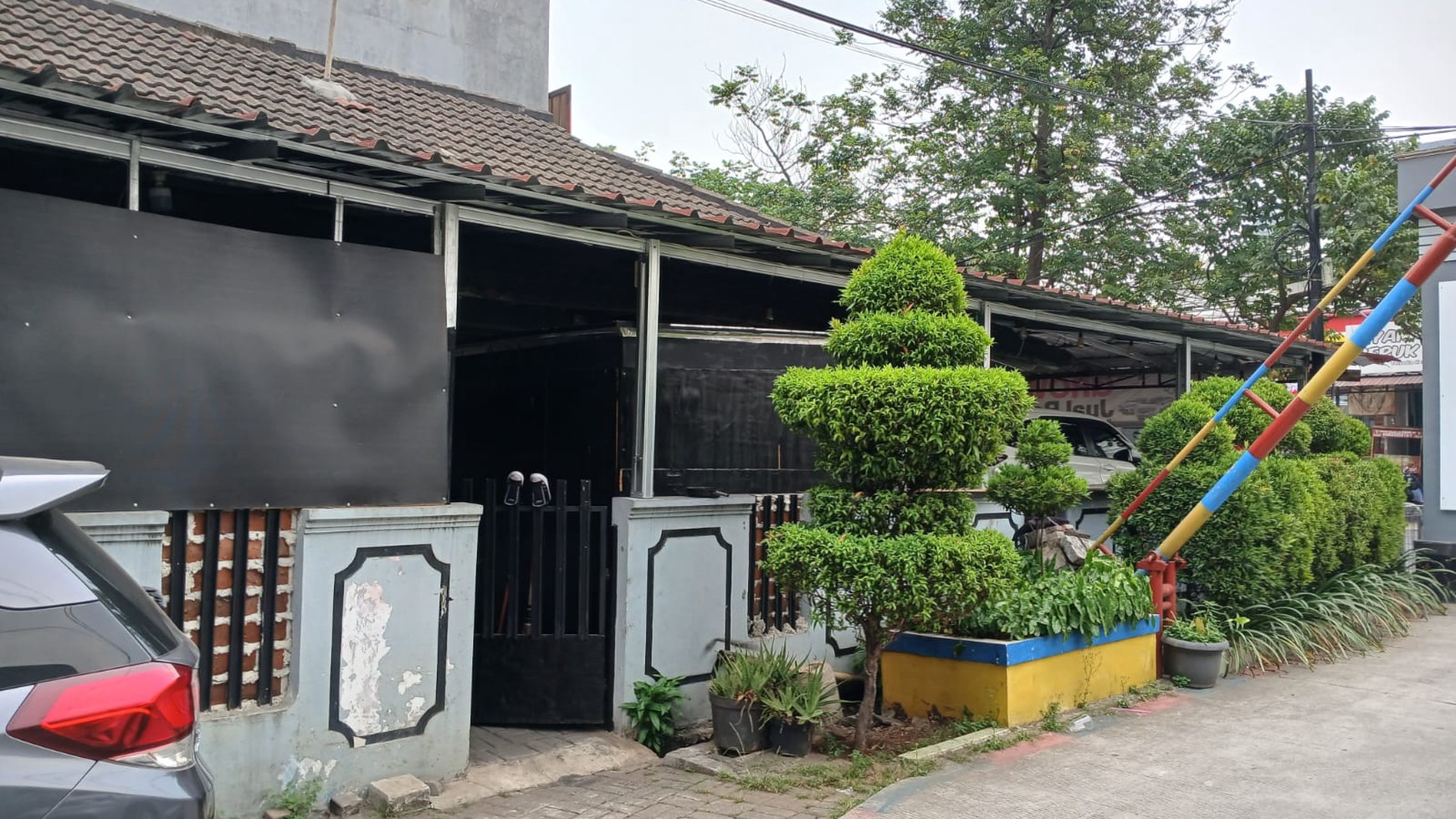 Rumah Hook Cocok Untuk Tempat Usaha Showroom Mobil di Karawaci, Tangerang.