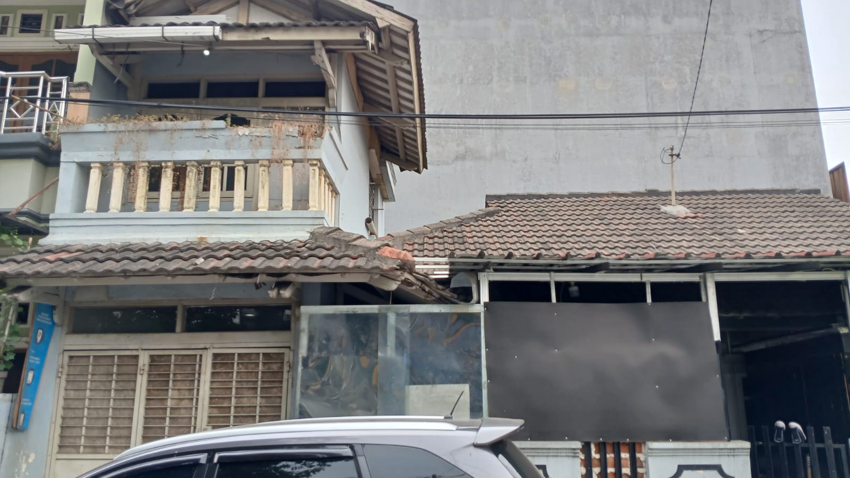 Rumah Hook Cocok Untuk Tempat Usaha Showroom Mobil di Karawaci, Tangerang.