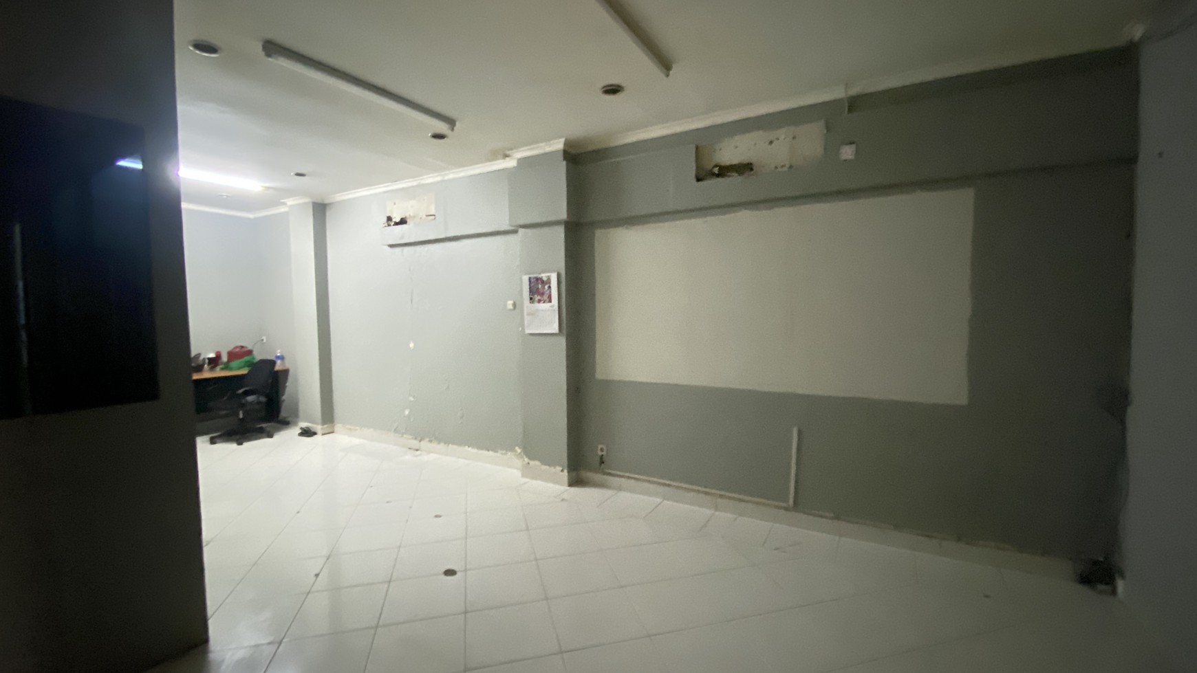 Bangunan 3,5 lantai cocok untuk kantor, salon atau klinik