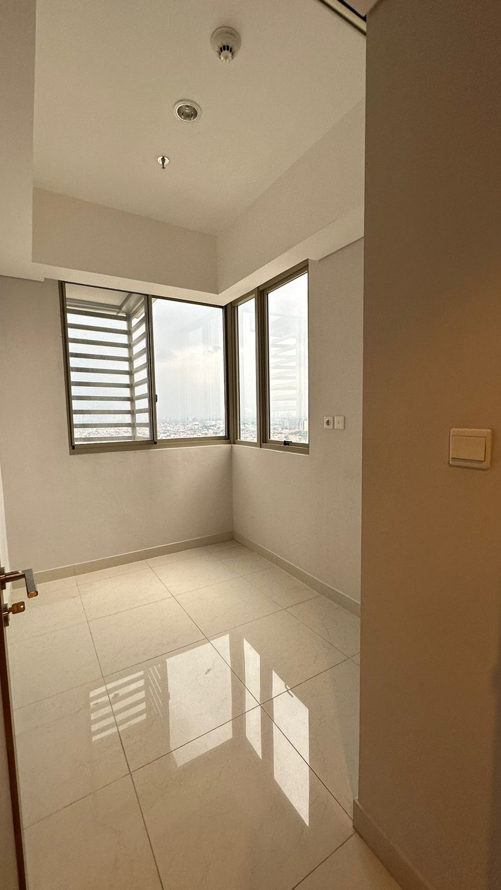 Dijual Taman Anggrek Residence 2BR, Tower Calypso , Semi Furnished